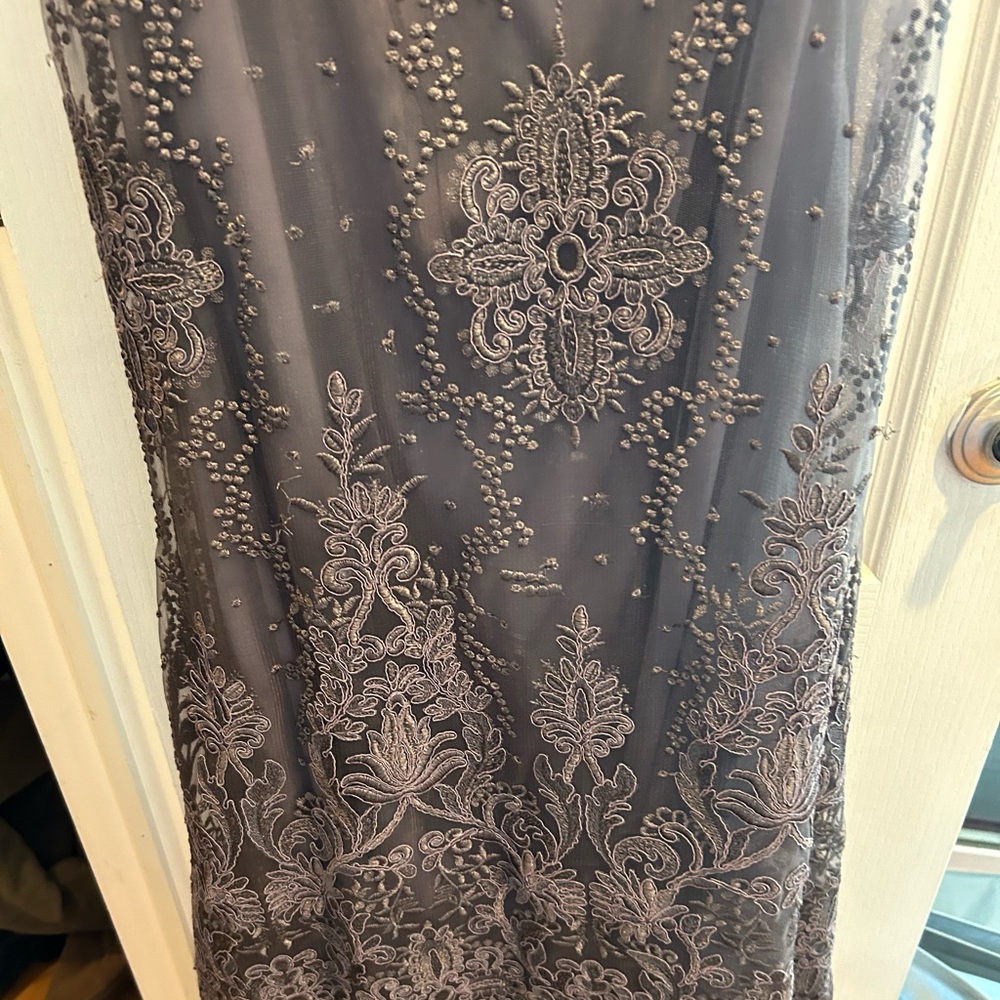 Gorgeous gown . Stunning on very sophisticated!